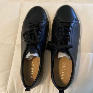 NEW in box Vionic Paisley